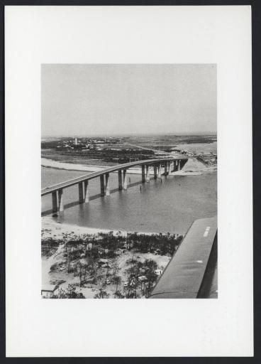 Le pont de Noirmoutier, juste construit. Ouvert le 7 juillet 1971, inauguré le 29 novembre.